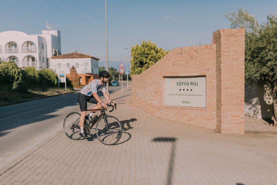 Rutas en bici de montaña junto camping y al rio