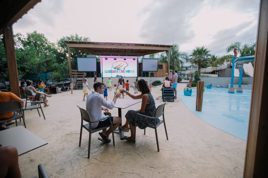 Bailar en el camping junto a la piscina