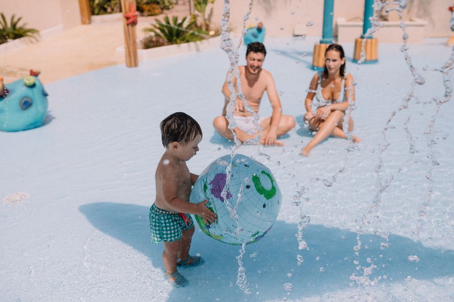 Child playing in the pool of the Camping