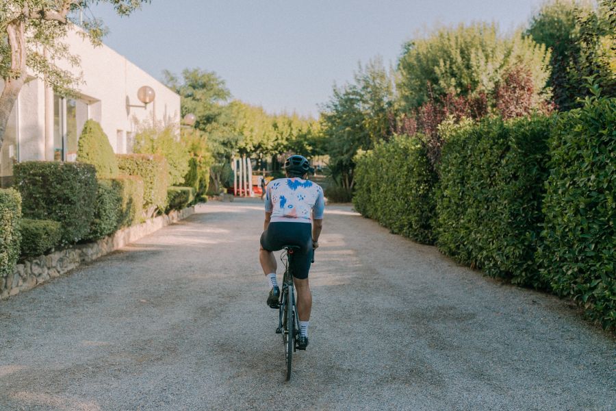 Rutas en bici de montaña junto camping y al rio