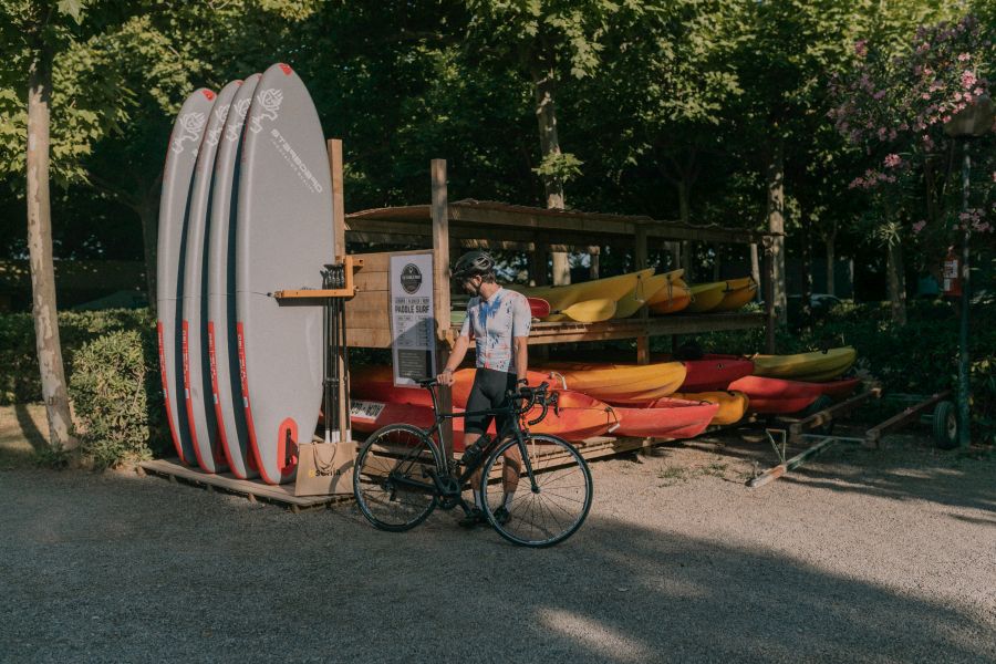 Rutas en bici de montaña junto camping y al rio