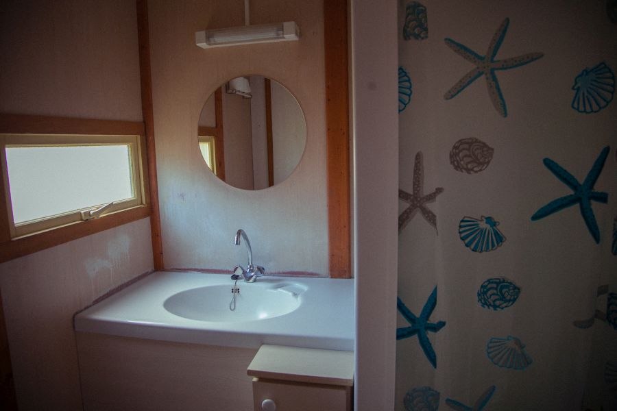 8-camping rupit-bungalow family-lavabo ducha-bungalow familiar en la montana