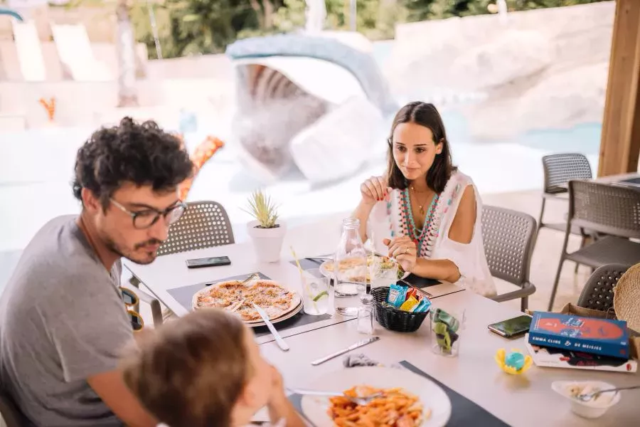 Family at the restaurant of Camping Sènia Caballo de Mar