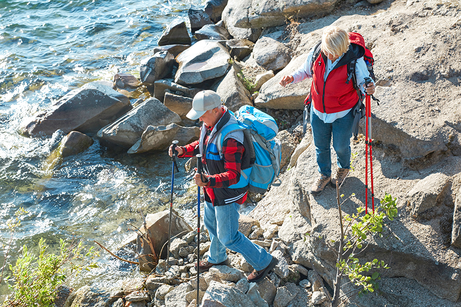 Hiking couple on rocky cliff.