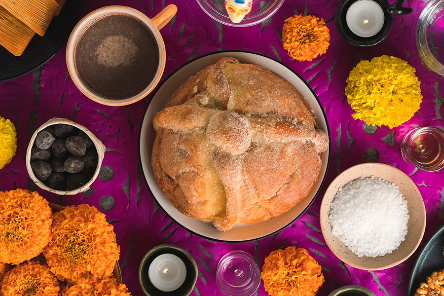 Pan de muerto su una tavola decorata per il Giorno dei Morti