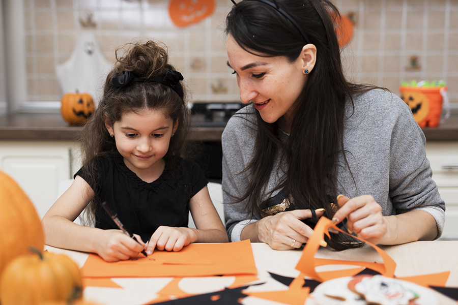 Madre e figlia che fanno lavoretti per Halloween