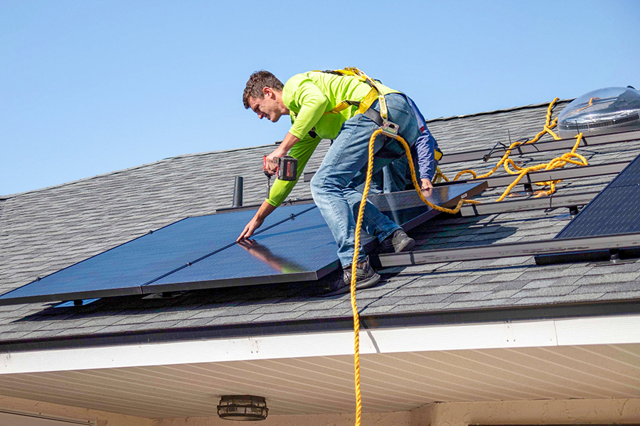 instalacija solarnih panela za promicanje korištenja obnovljive energije u kampu