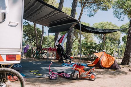 Cala Gogo comfort camping pitch with caravan on the Costa Brava