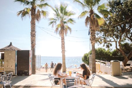 Bar Restaurant next to the beach