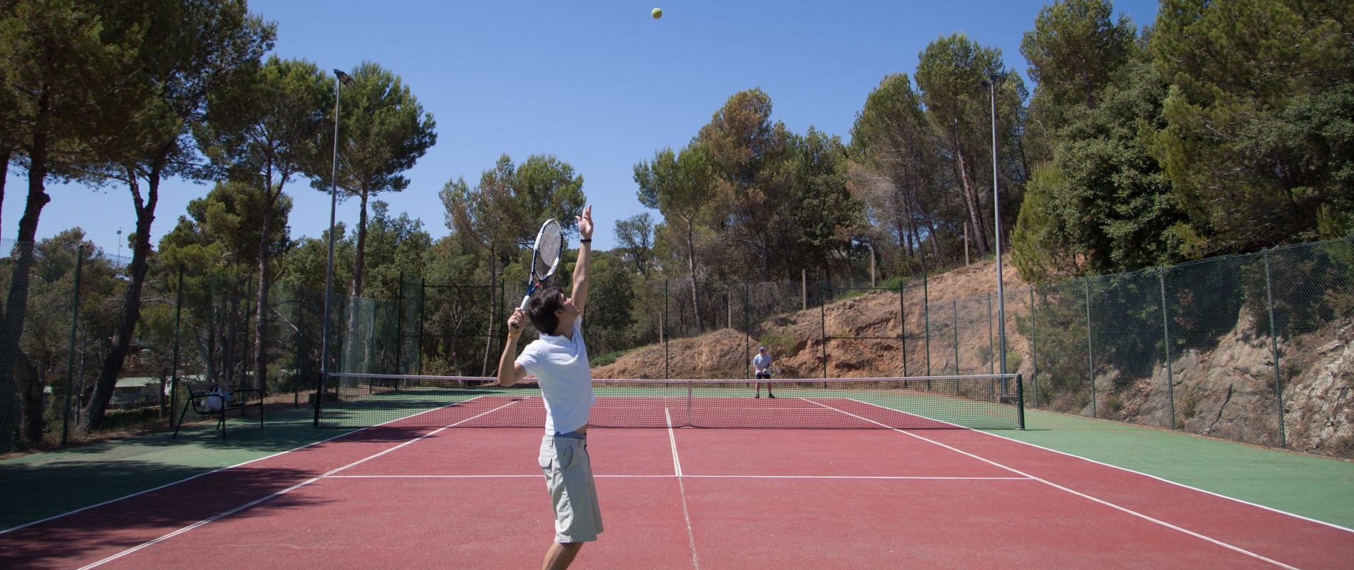 Camping con pista de tenis en la Costa