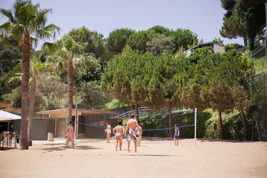 Volleyball en la playa del camping