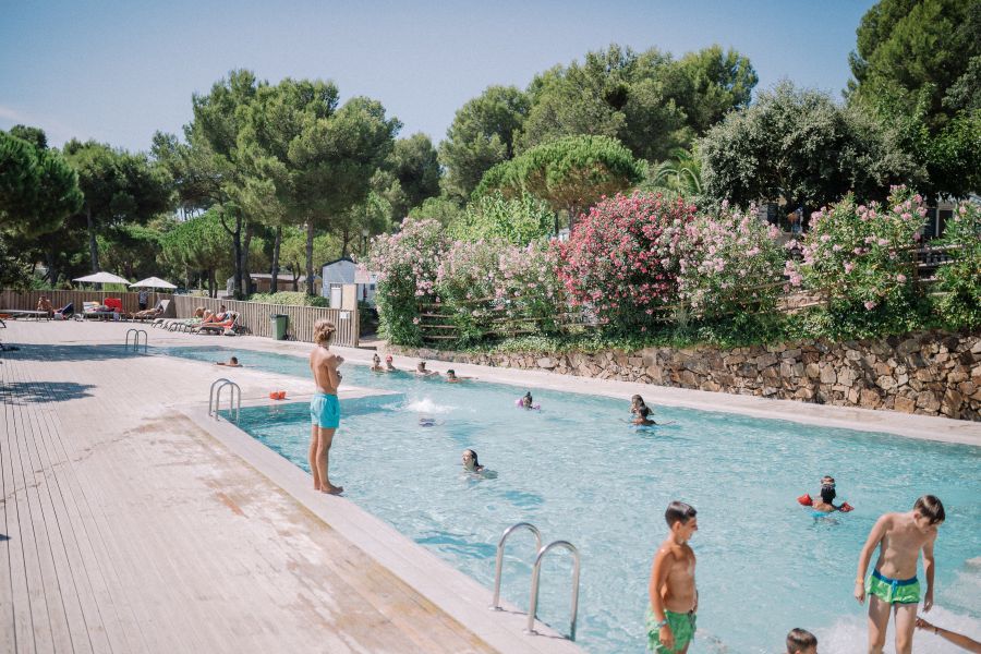 Piscina junto al Restaurante