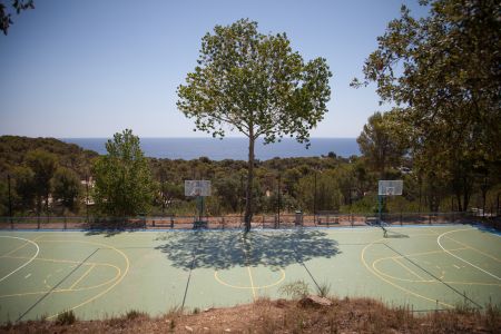 Camping Cala Gogo- actividades-Camping con pista de baloncesto