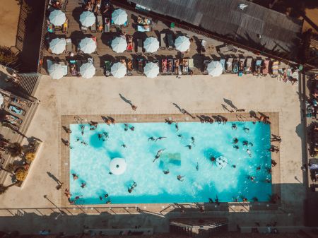 Piscina climatizada por energía solar