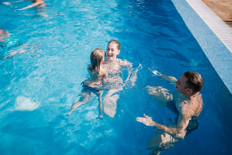 Familia jugando en la piscina