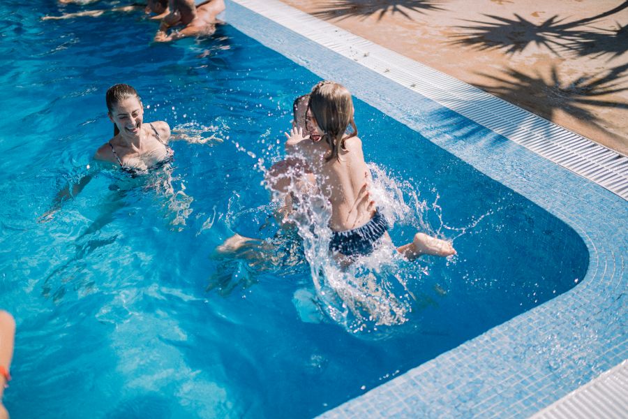 Familia jugando en la piscina