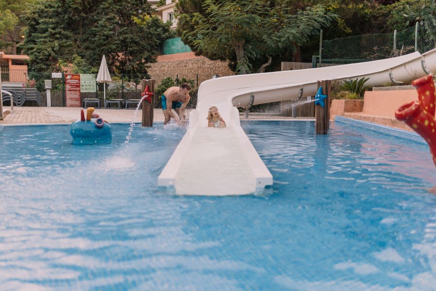 Canyelles-_Piscina_infantil-Camping_tranquilo_para_niños_en_la_Costa_Brava_2.jpg