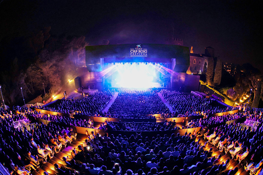 Escena del Festival Cap Roig con espectadores en las gradas.