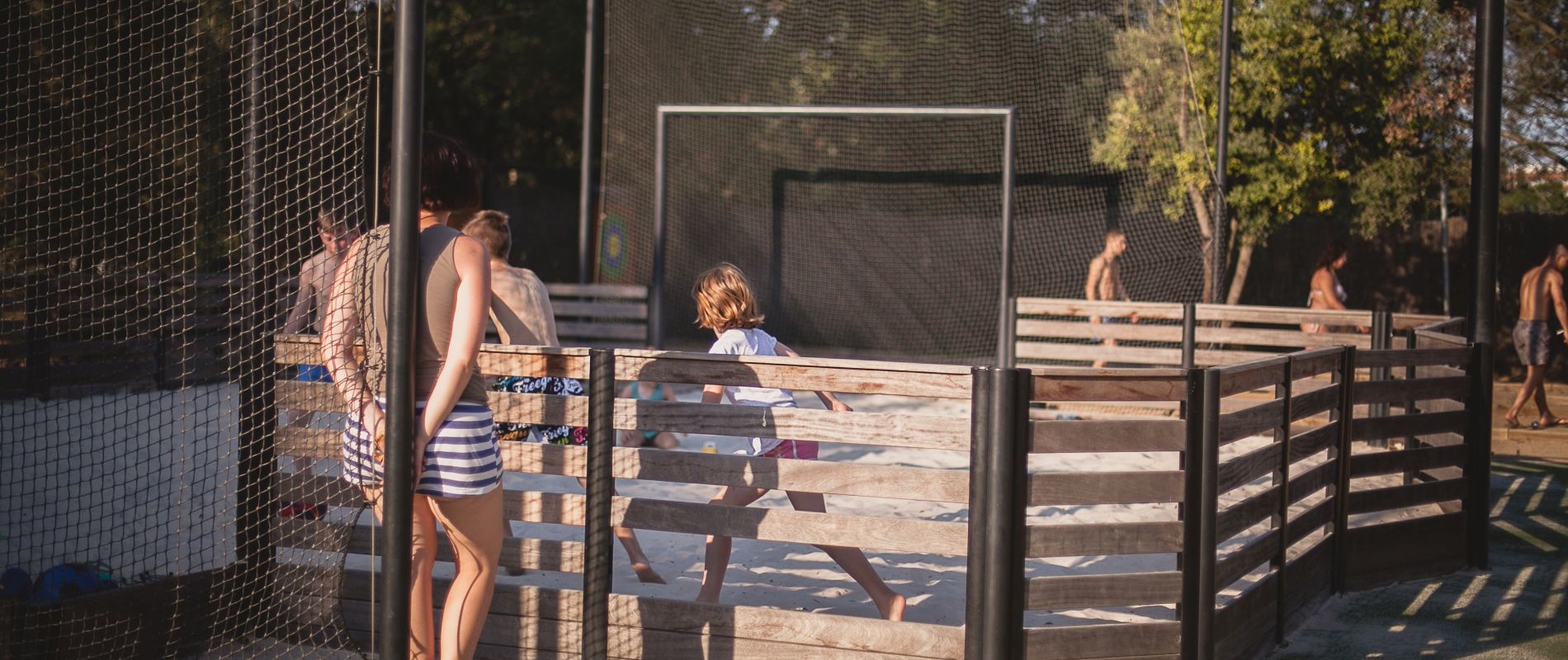 Jugendliche, die auf dem Sportplatz spielen