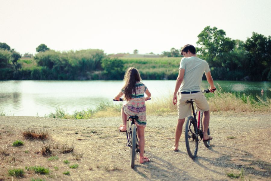 uta en bicicleta junto al rio