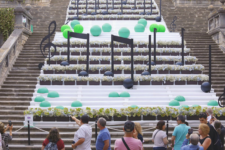 Grupo de personas ante las escaleras de la catedral de Girona engalanada para Temps de Flor en Gerona