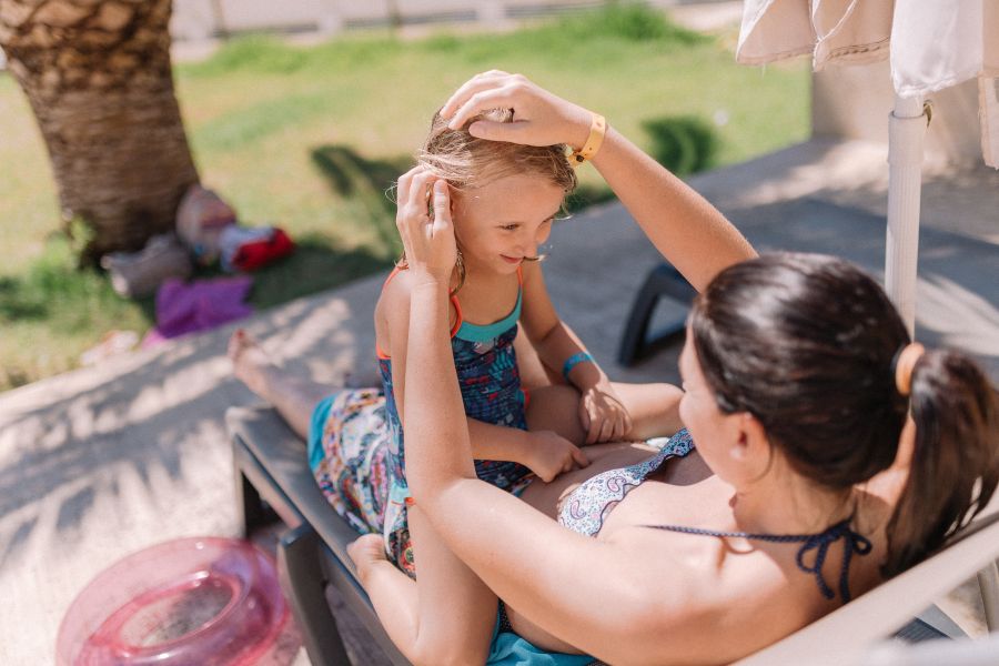 Mère et fille au bord de la piscine