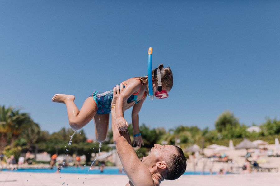 Diversión en familia en la Piscina infantil del camping