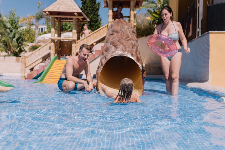 Tucan-Camping_con_piscina_para_niños-piscina_infantil-familia_jugando.jpg