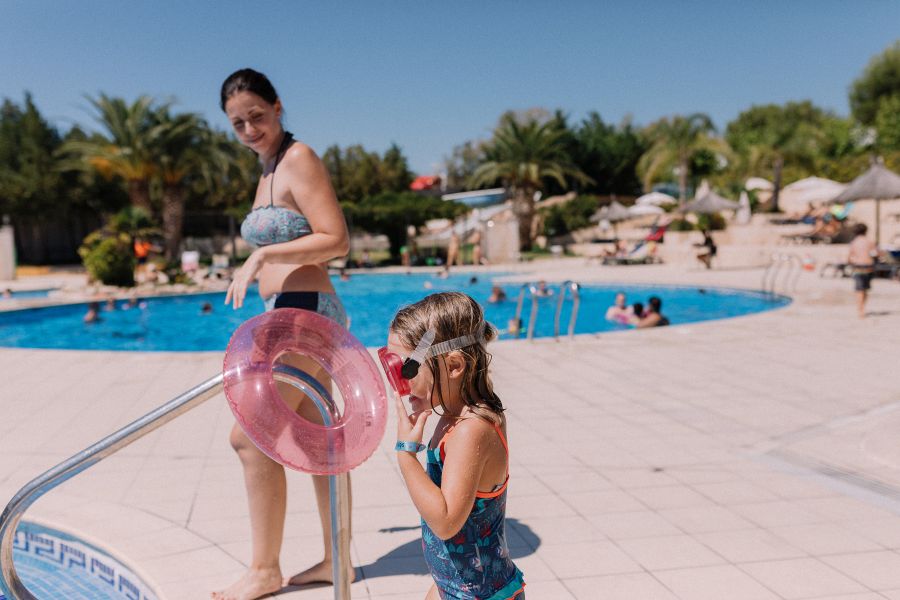 Piscina infantil en familia