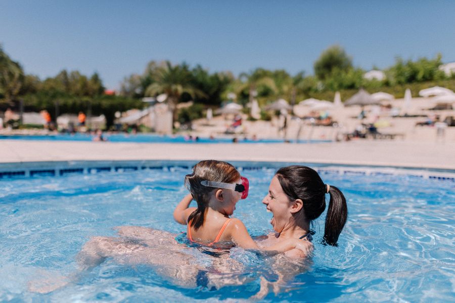 Piscina infantil en familia