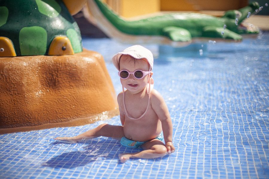 Piscina infantil con juegos 