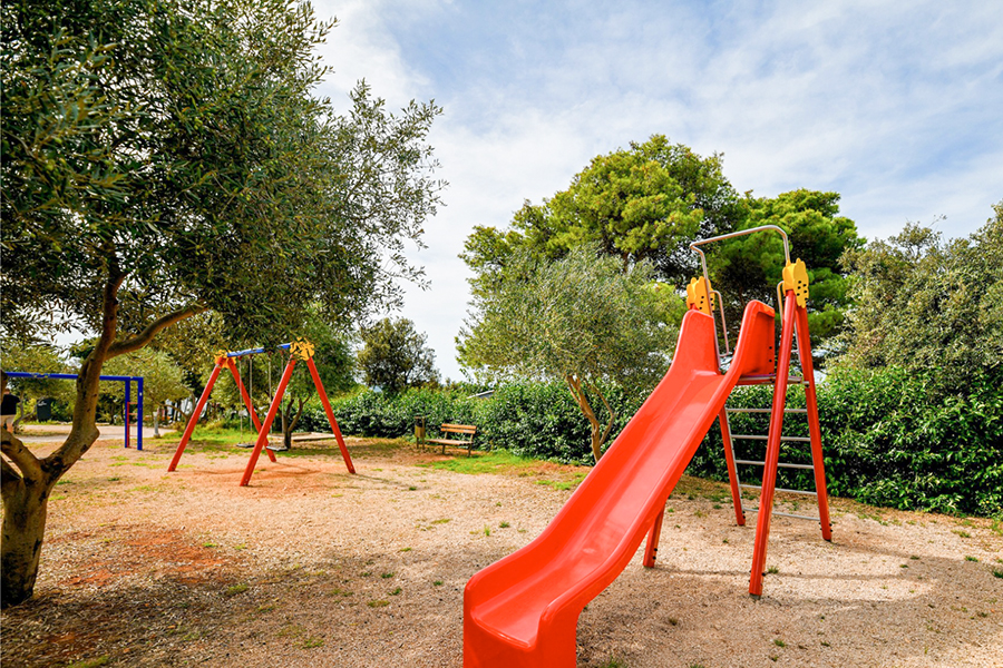 Parque infantil con tobogán