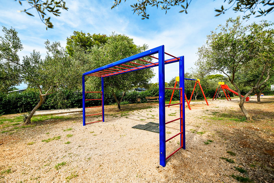 Parque infantil con escaleras