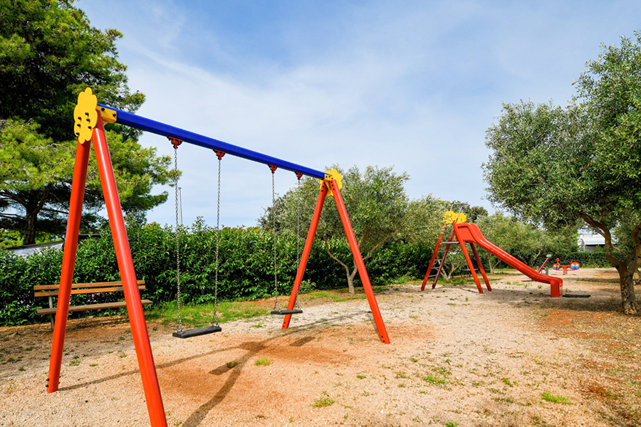 Parque infantil con columpios