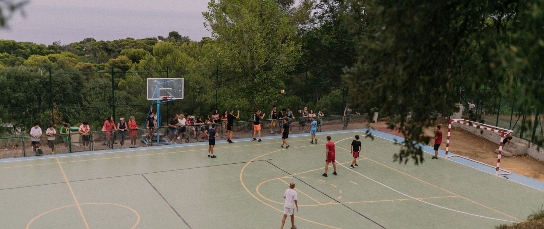 Pista polideportiva: Jugando a futbol