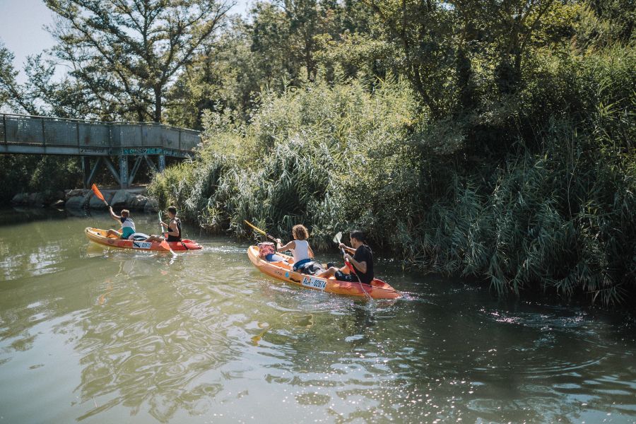 En barca o kayak por el rio junto al camping